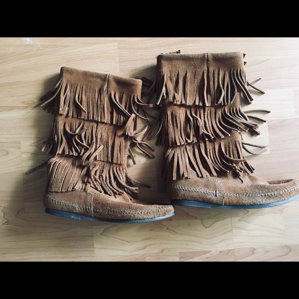 Minnetonka 3 Layer Fringe Size 8 Gently Used Brown Suede Boot